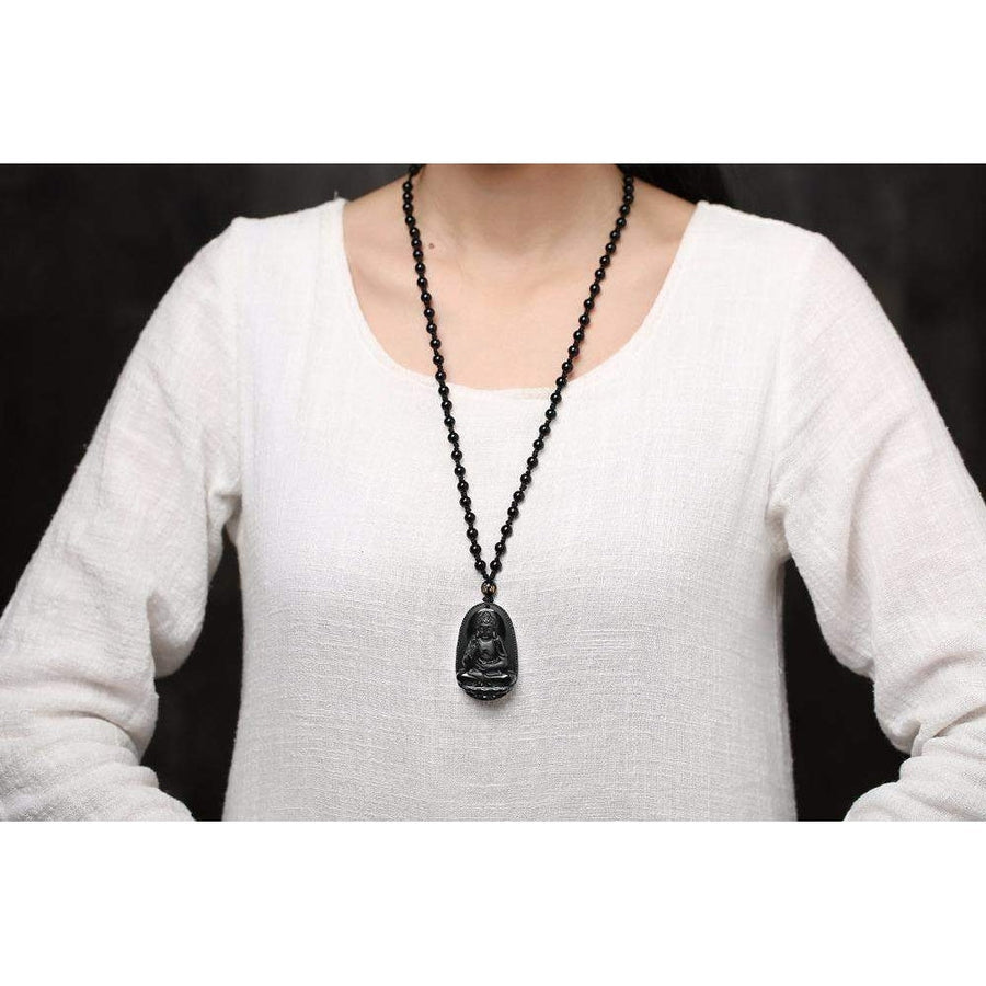 Pendentif obsidienne avec Bouddha, gros plan sur la gravure