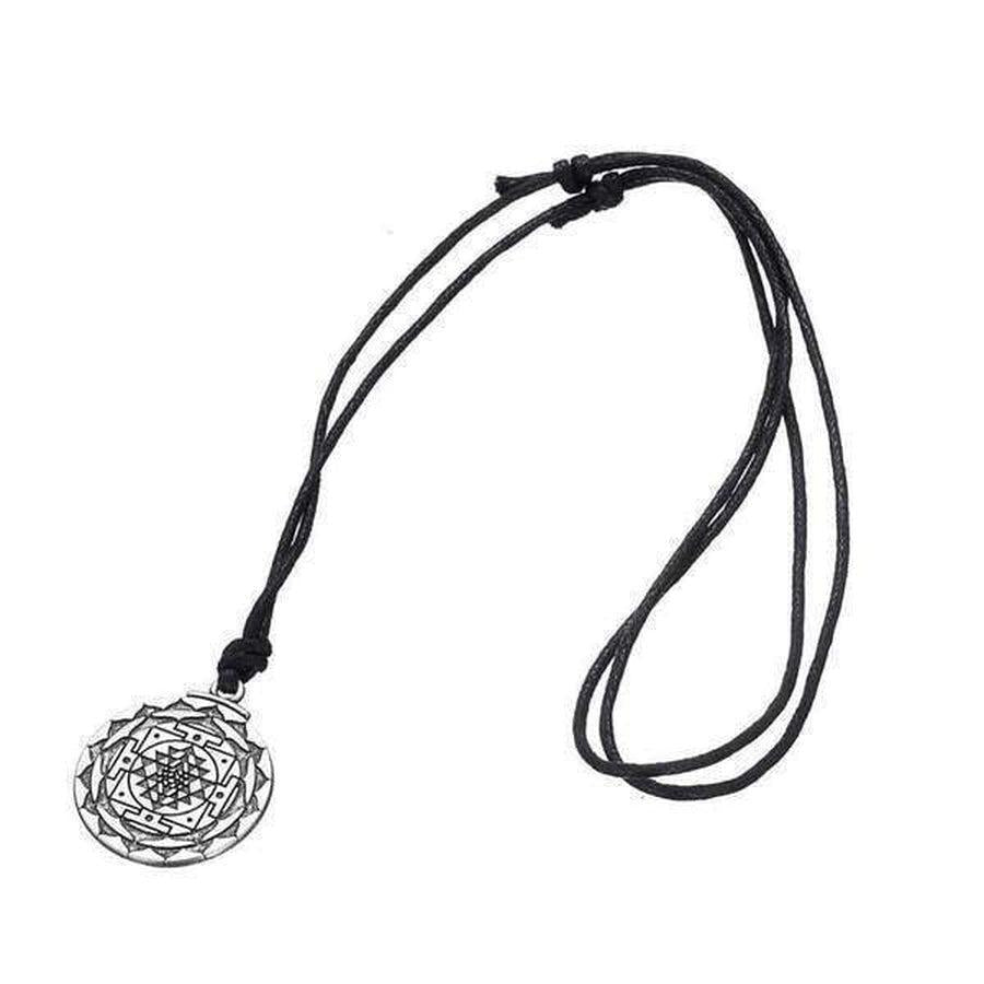 Pendentif Sri Yantra suspendu, texture argent antique visible