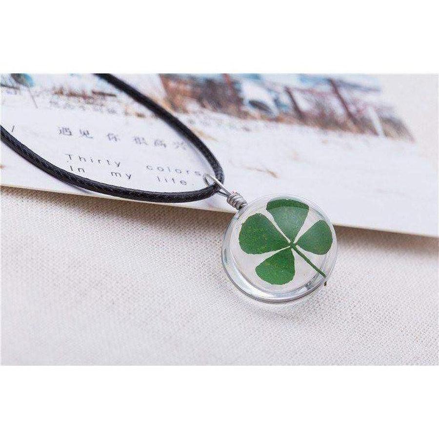 Cordon en cuir noir tenant un pendentif en verre