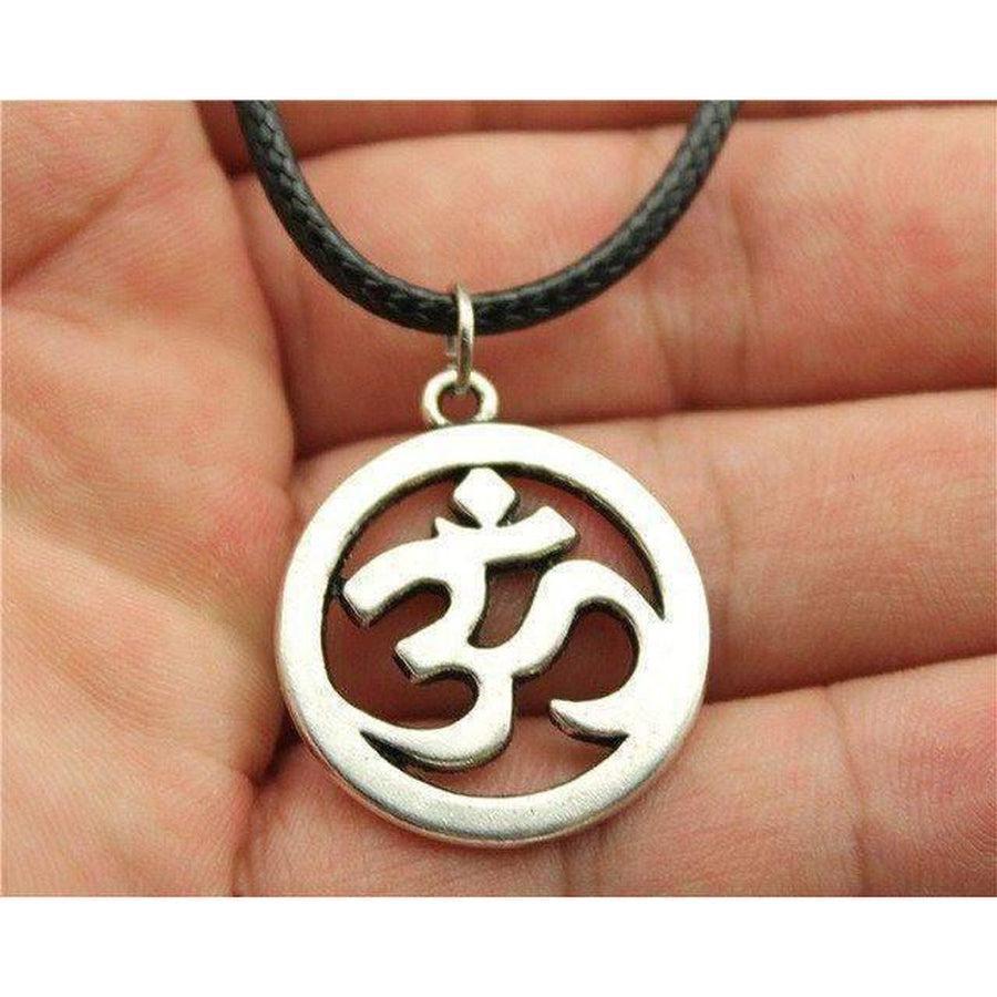 Vue latérale du pendentif Om montrant sa finition lisse