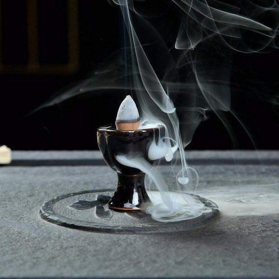 Brûleur d'encens noir avec fumée descendante élégante