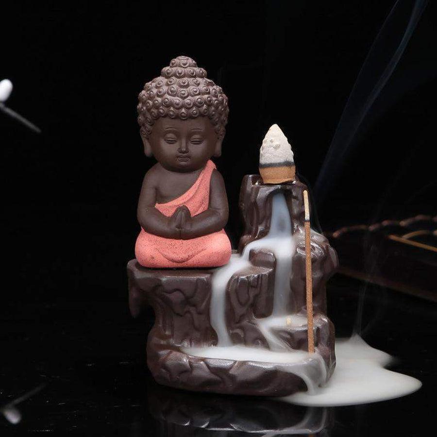 Cône d'encens sur l'encensoir Bouddha, fumée visible