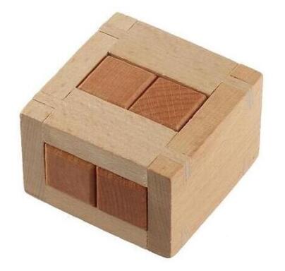 Casse-tête en bois démonté, pièces éparpillées sur une table