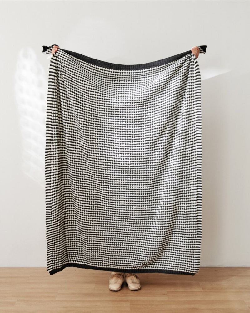 Gros plan sur la texture douce du plaid réversible