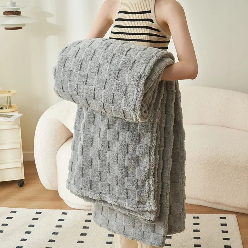 Plaid gris à carreaux en Pilou Pilou sur un canapé