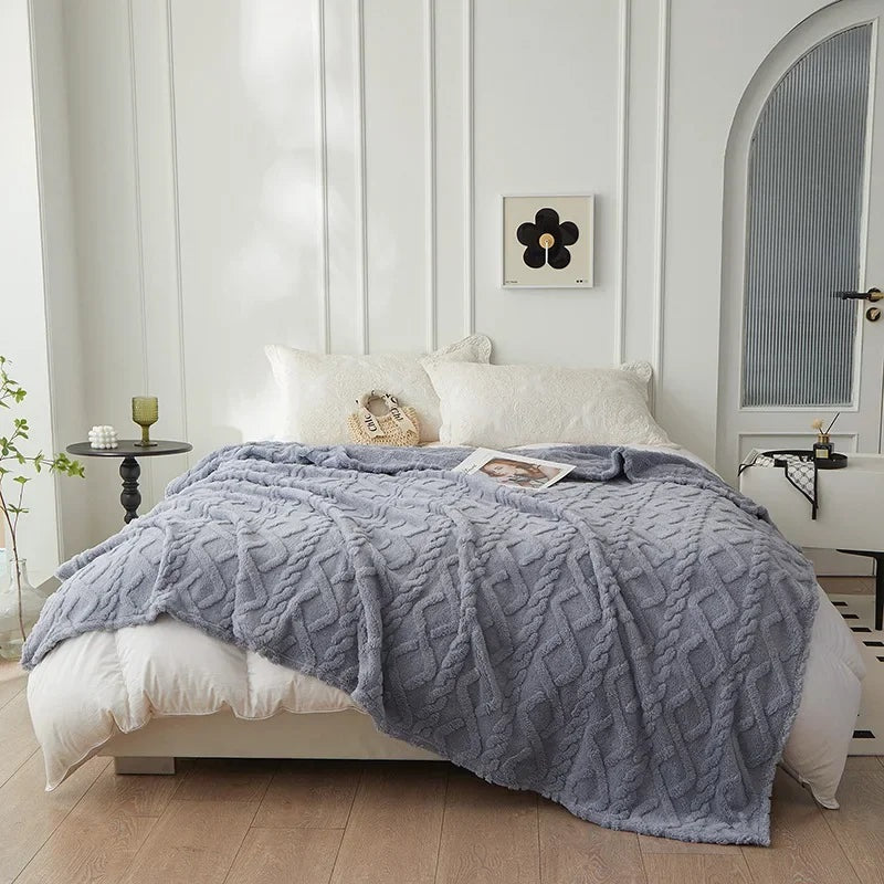 Plaid torsadé gris en Pilou Pilou sur canapé blanc