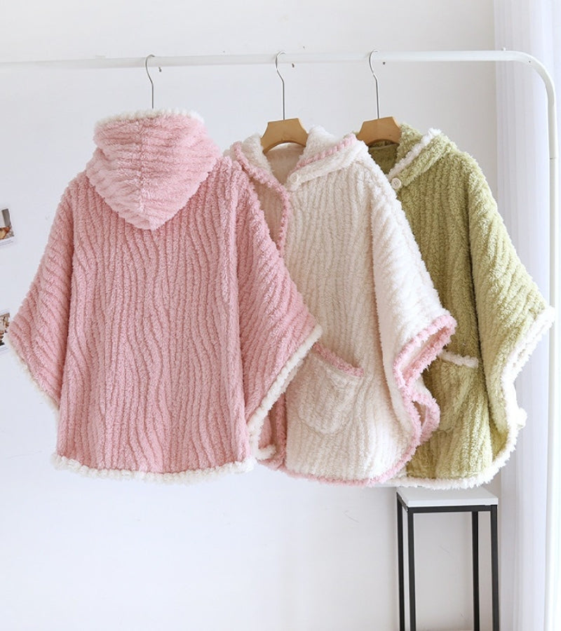 Vue de face du poncho pyjama, poches visibles