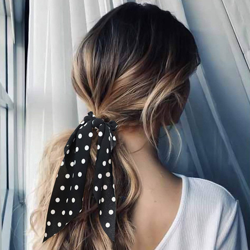 Chouchou foulard noir à pois sur fond blanc