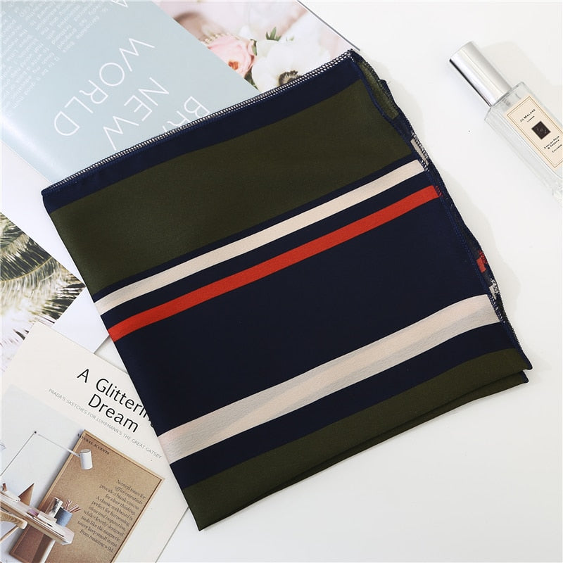 Foulard tropical coloré avec motifs feuillus sur fond clair