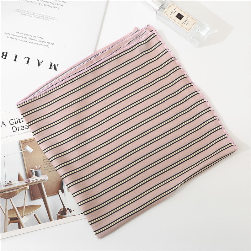 Foulard coloré avec motifs rayés sur fond blanc