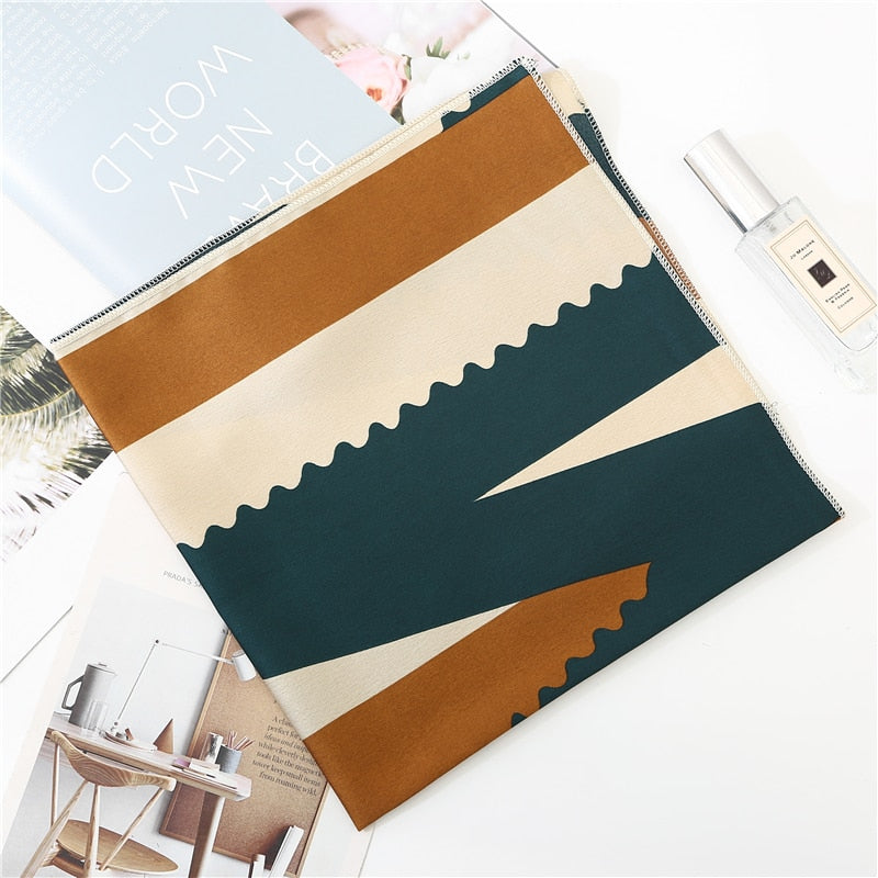 Foulard carré 50 cm motifs géométriques marron et bleu