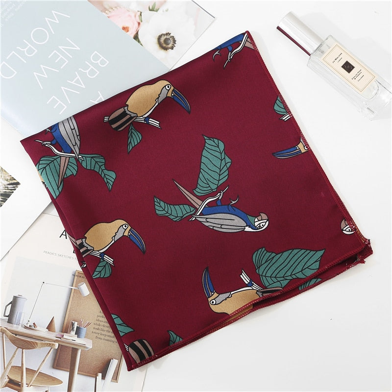 Foulard bordeaux avec imprimés perroquets et toucans exotiques