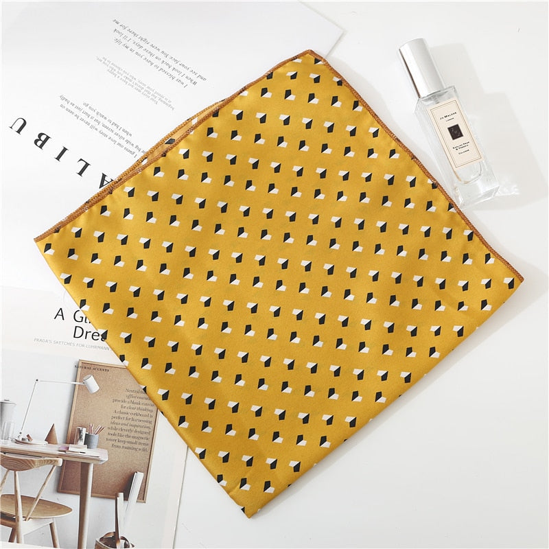 Foulard jaune avec motifs de petits cœurs, vue de face