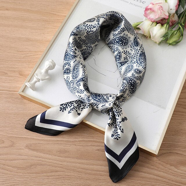 Foulard carré marine et pastel sur fond blanc, motifs élégants