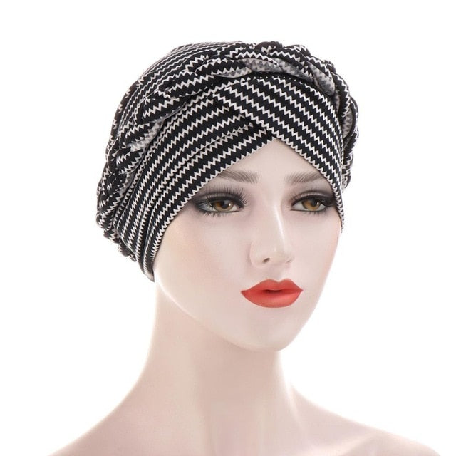 Turban noir et blanc à motifs géométriques sur mannequin