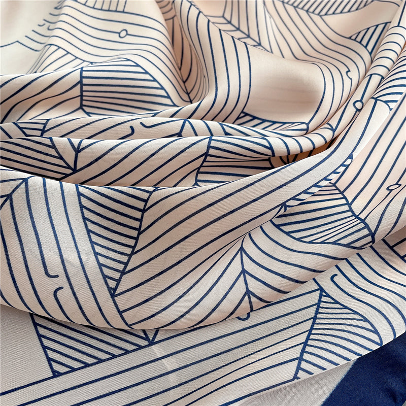 Vue d'ensemble du foulard carré rose, dimensions 70 cm