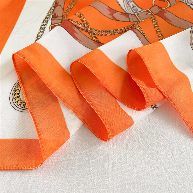 Foulard orange drapé sur une surface, lumière naturelle