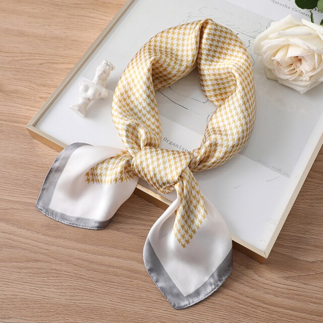 Foulard carré doré à carreaux sur fond blanc