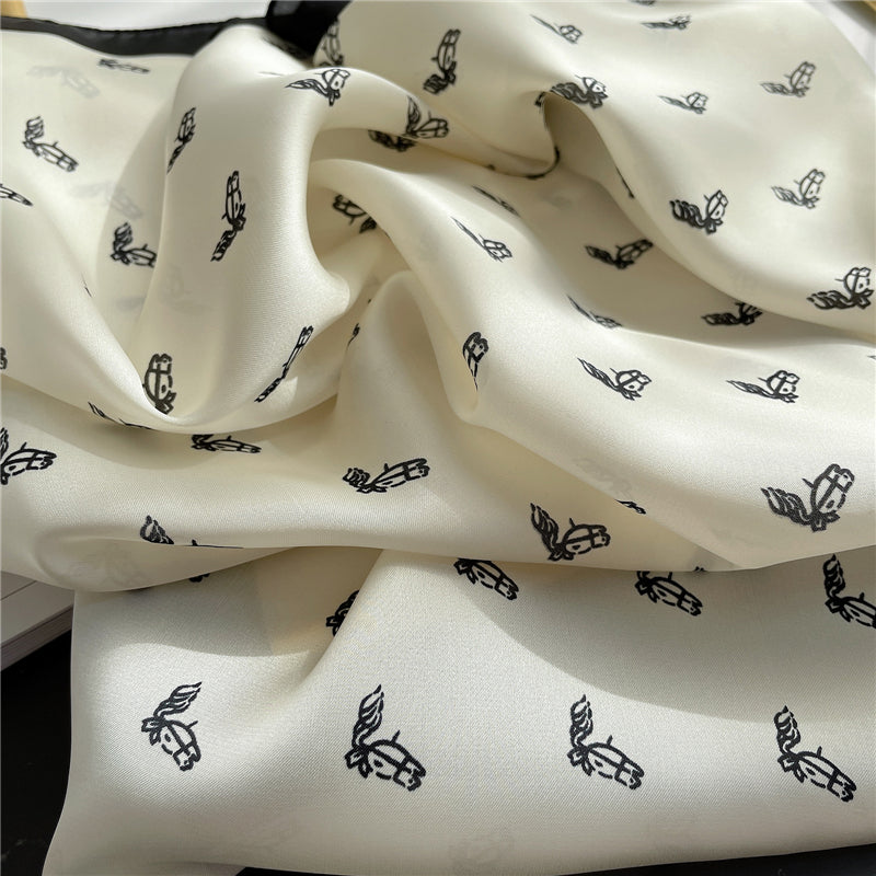 Foulard blanc drapé autour d'un mannequin en bois