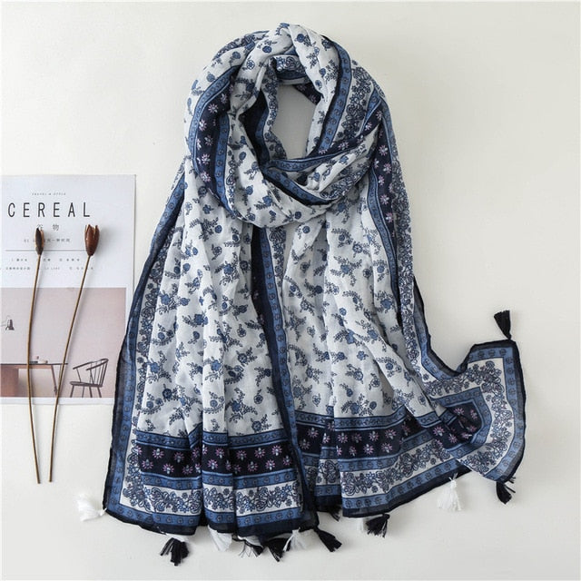 Foulard bleu avec pompons colorés et imprimés bohèmes