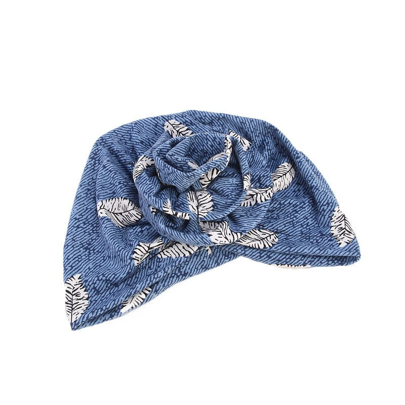 Foulard turban chimio en mousseline beige sur mannequin