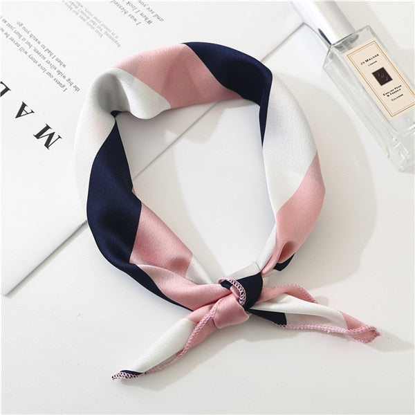 Foulard carré avec motifs féminins roses et bleus