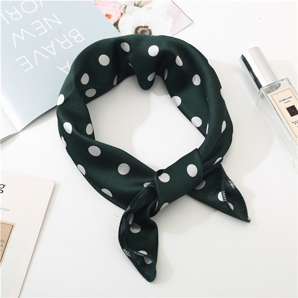 Foulard vert à pois pour cheveux sur fond blanc