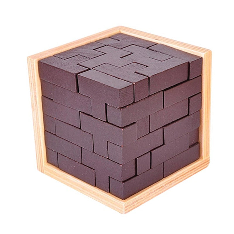 Assemblage de pièces en bois formant un cube
