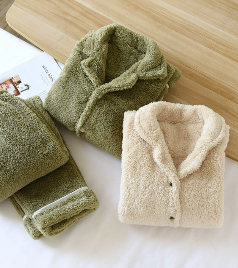 Vue de face du pyjama beige avec boutons et col rabattu