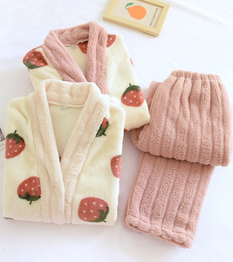 Pyjama crème avec motifs fraises et boutons beiges