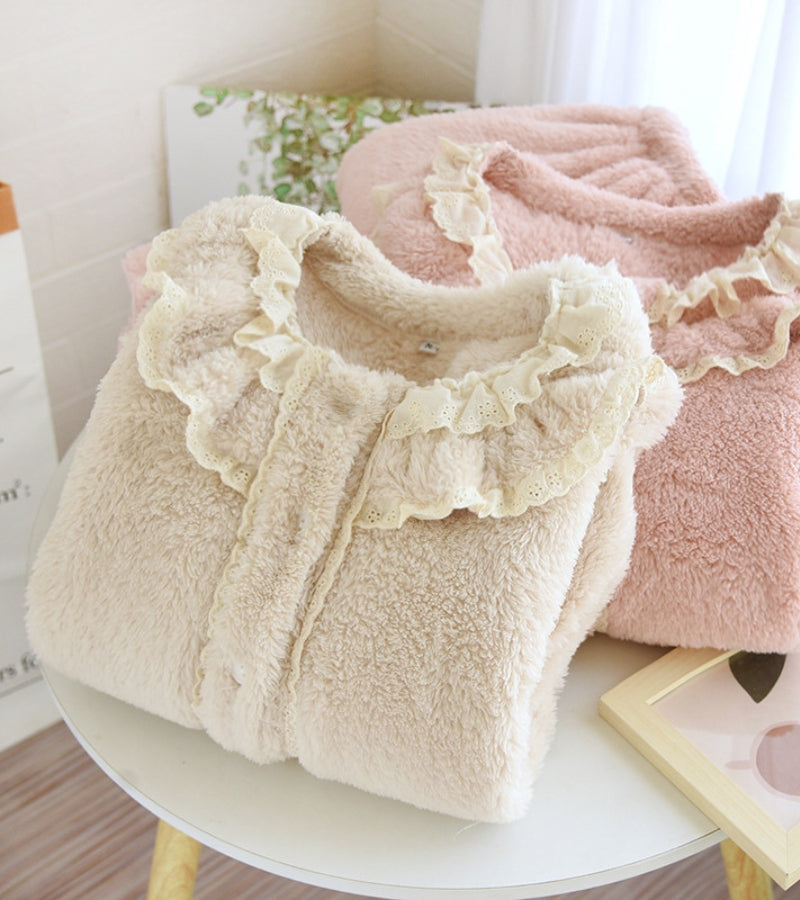 Pyjama crème en pilou pilou avec col dentelle