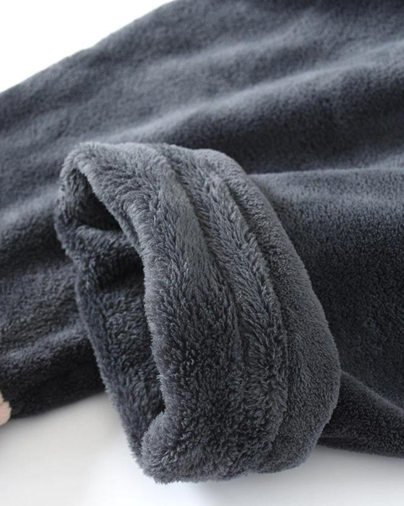 Détail des manches du pyjama, soulignant la finition polaire