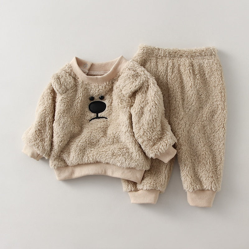 Détail du tissu polaire doux d'un pyjama enfant beige