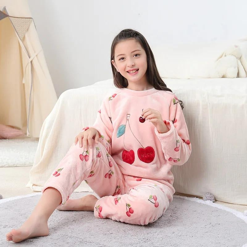 Pyjama rose en velours polaire avec motifs cerises et cœurs