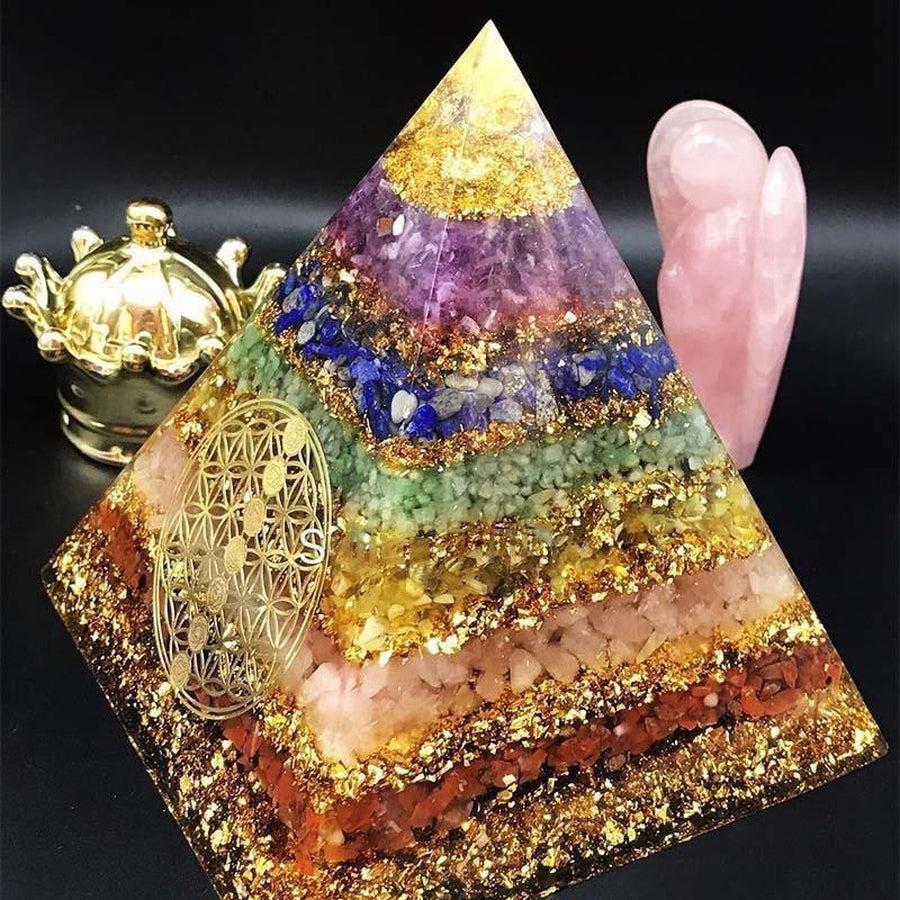 Pyramide d'Orgonite sur fond blanc, détails des matériaux