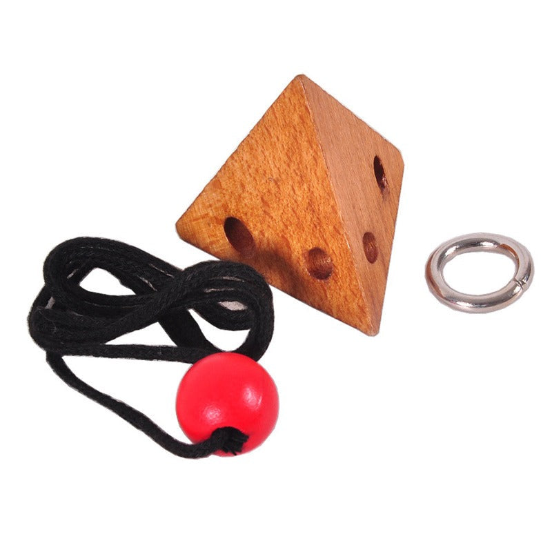 Casse-tête pyramide en bois avec boule rouge