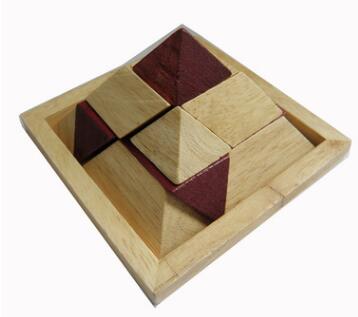Casse-tête pyramide en bois sur fond blanc