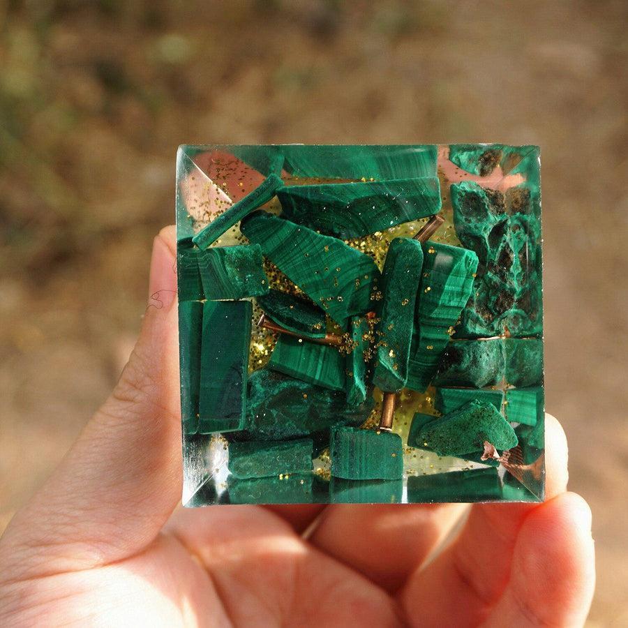 Gros plan sur les pierres de malachite et péridot