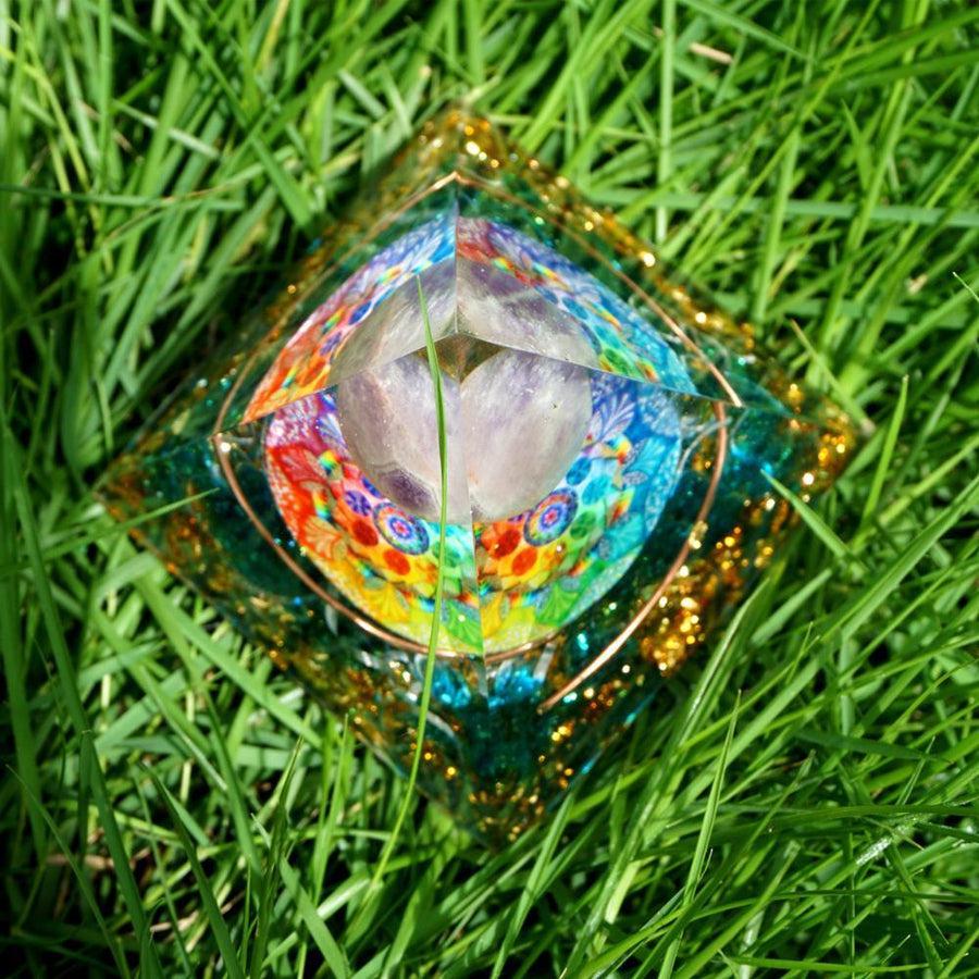 Pyramide Orgonite en résine avec mandala coloré et éléments naturels