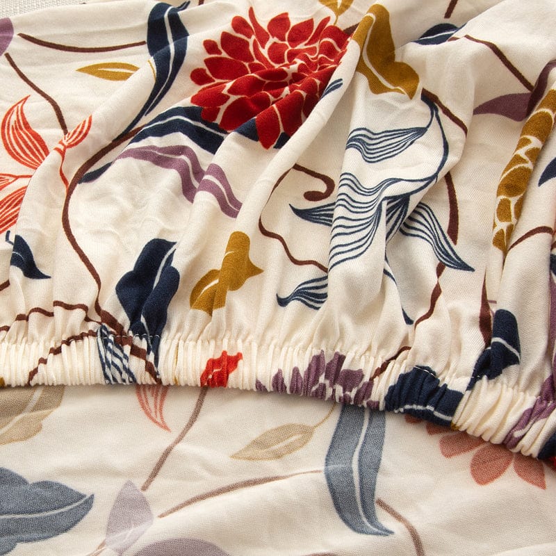 Vue latérale d'une housse de coussin à fleurs rouges
