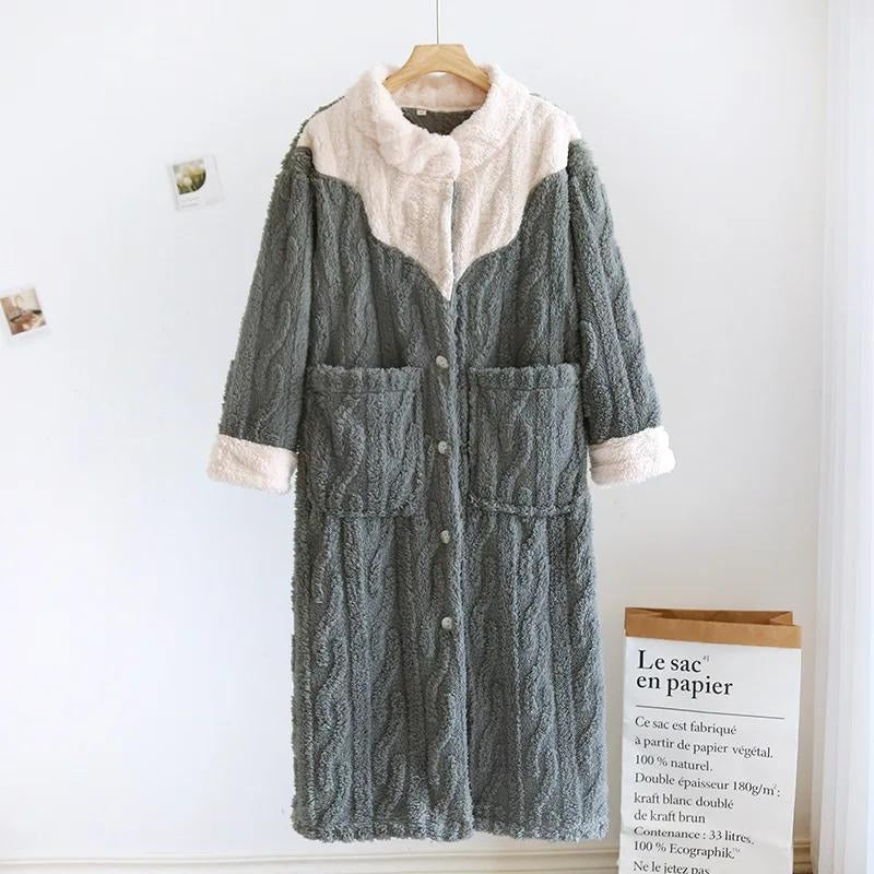 Robe de chambre bicolore verte et beige avec capuche