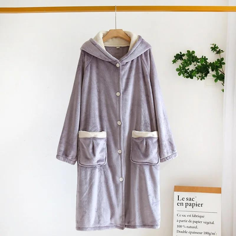Robe de chambre violette en éponge avec poches visibles