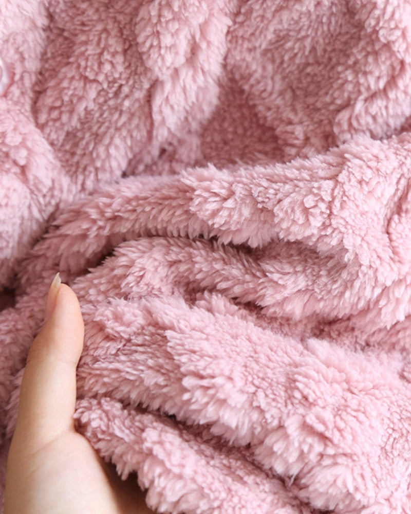 Gros plan sur la fermeture à boutons de la robe de chambre