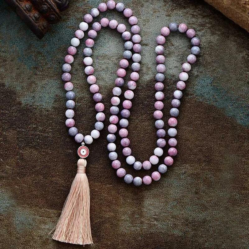 Zoom sur les nuances de rhodonite du mala