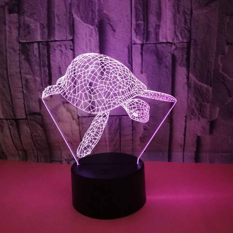 Gros plan sur la veilleuse tortue en PVC et acrylique