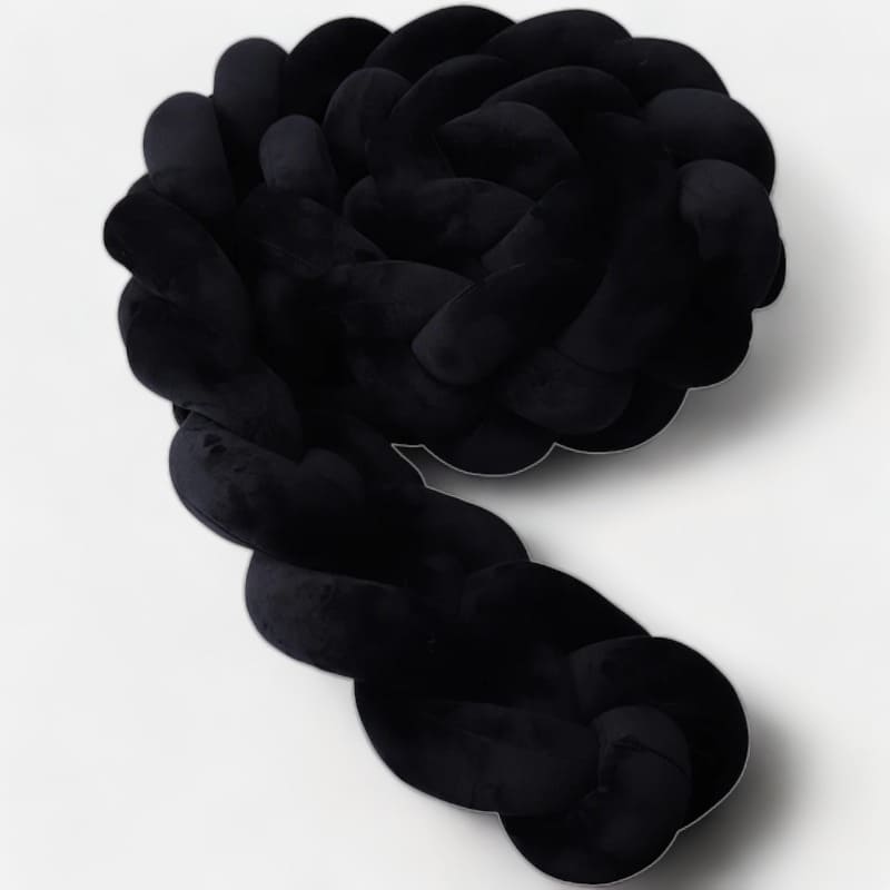 Tresse de lit noire en coton effet velours sur un lit adulte