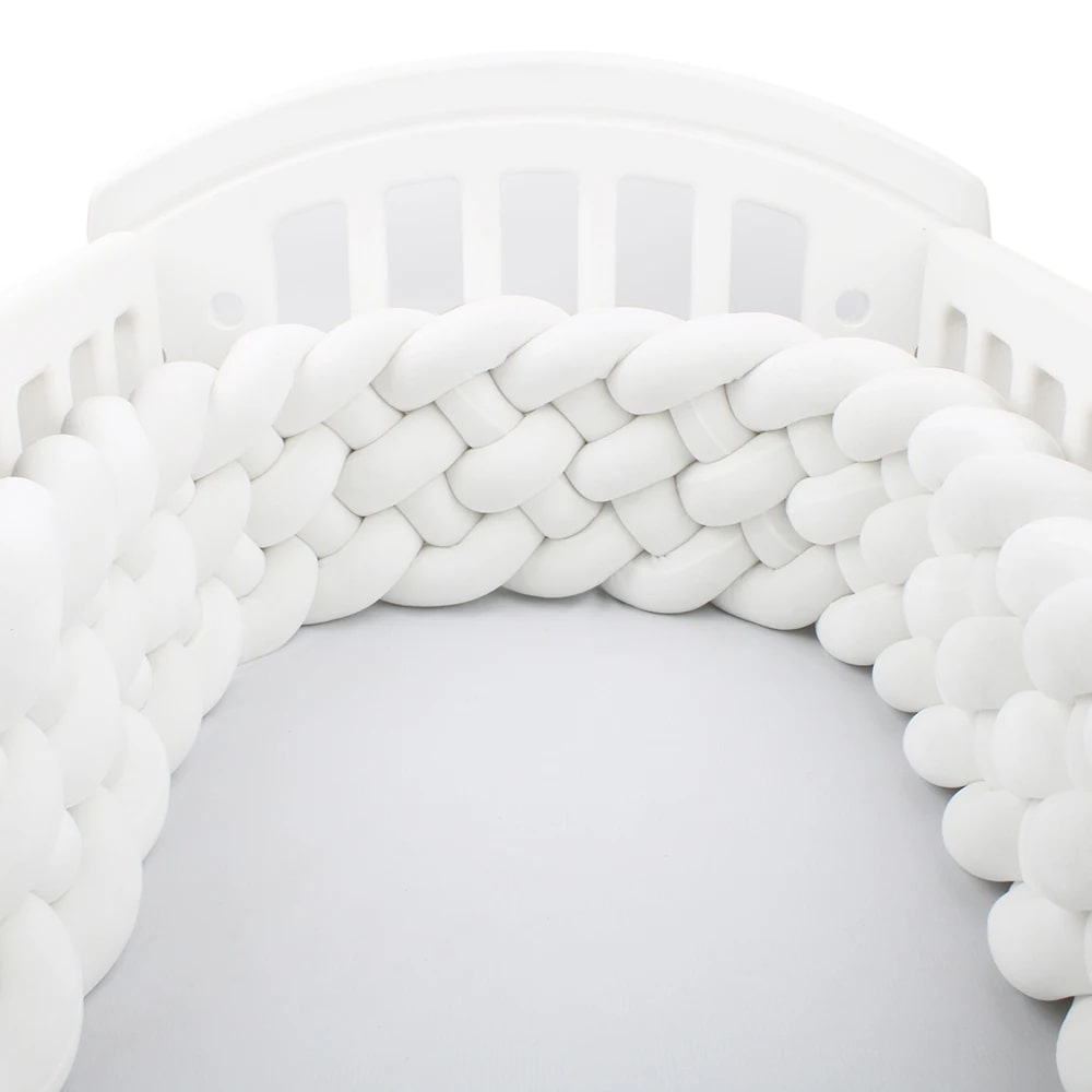 Détail du tissu velours d'une tresse de lit blanche
