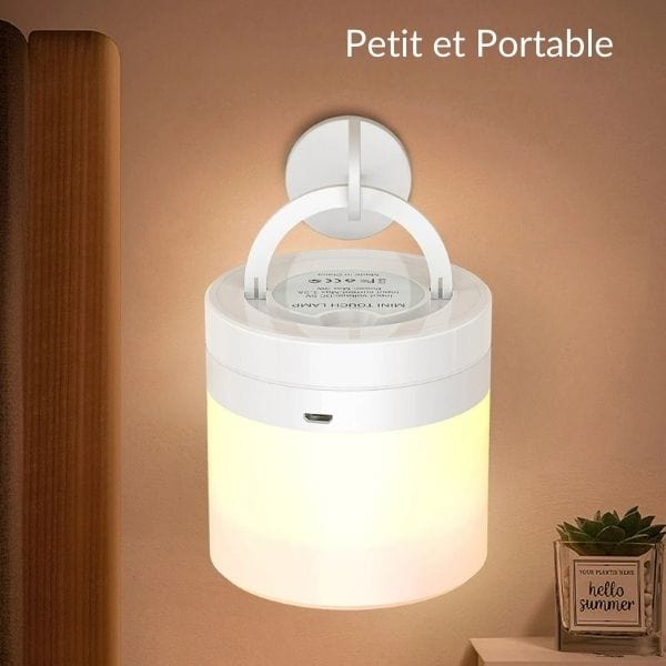 Veilleuse LED posée sur une table, lumière douce allumée