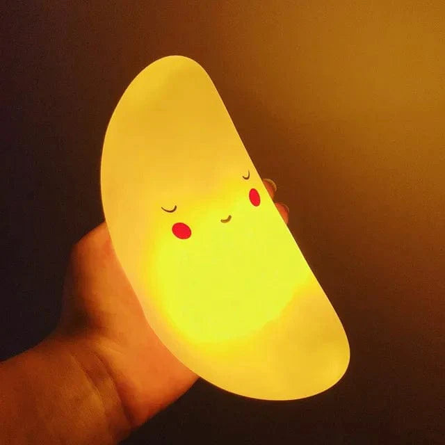 Veilleuse en forme de lune émettant une lumière douce
