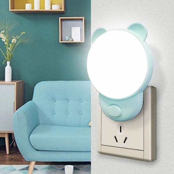 Veilleuse ourson bleu pastel sur table de nuit